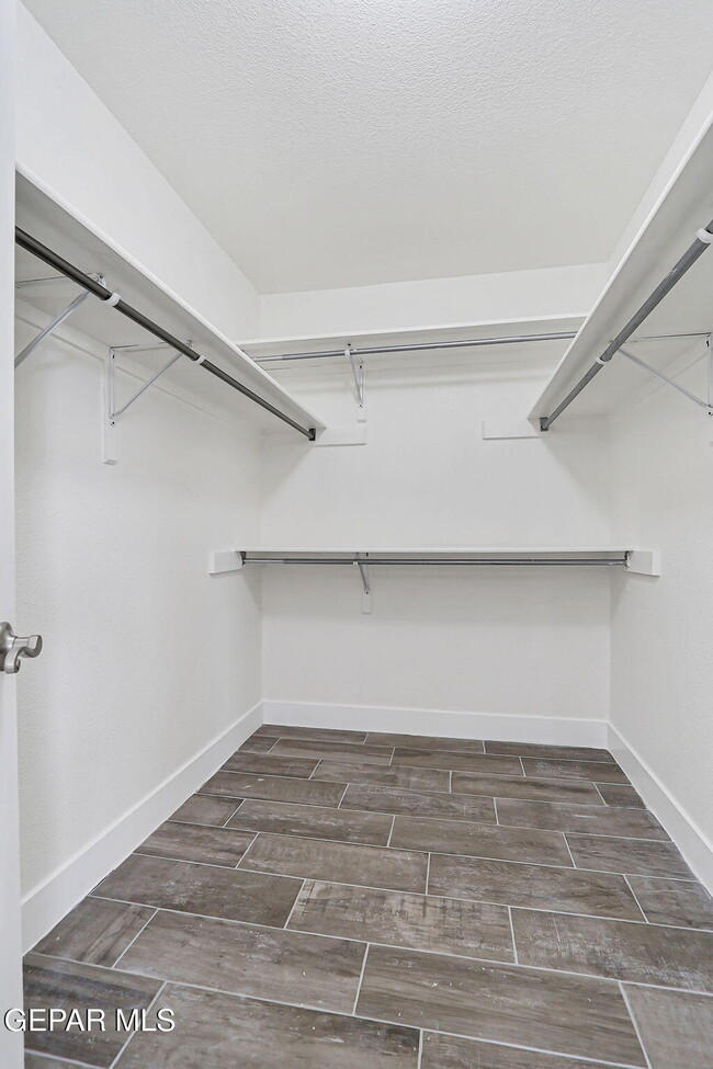 Building Photo - 7235 Royal Arms Dr