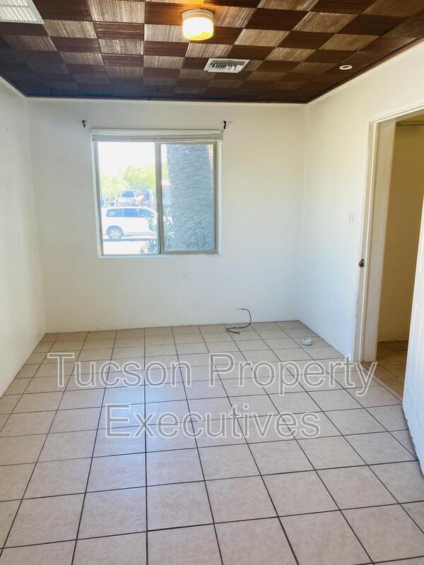 Building Photo - 443 E Delano St