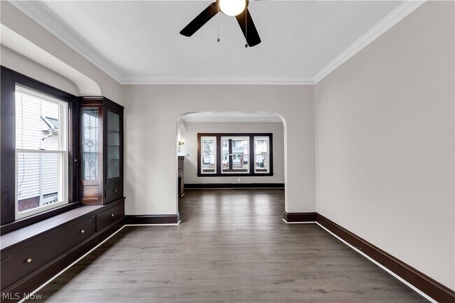 Building Photo - 10106 Greenview Ave
