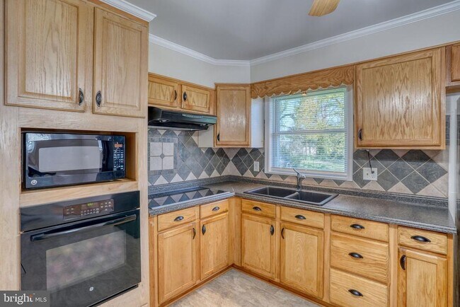 Building Photo - 206 N Main St