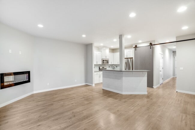 Building Photo - Beautiful 3 Bed, 2.5 Bath Rental Home in H...