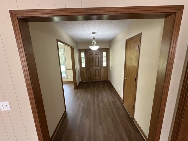Building Photo - Single Family home in Greenhill Area!