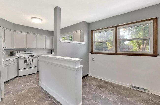 Building Photo - 211 E Meadowlark Rd