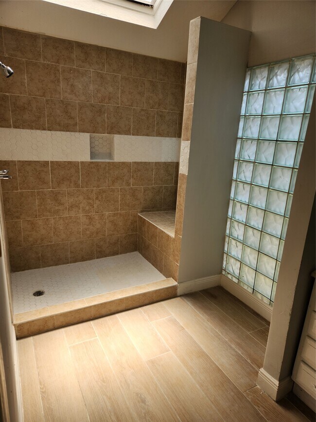 Building Photo - 9339 Stonecreek Ln