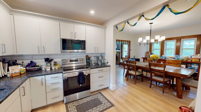 Building Photo - 806 Sylvan Ave