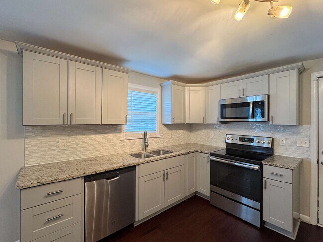 Building Photo - Well Maintained Home on Spacious Lot!