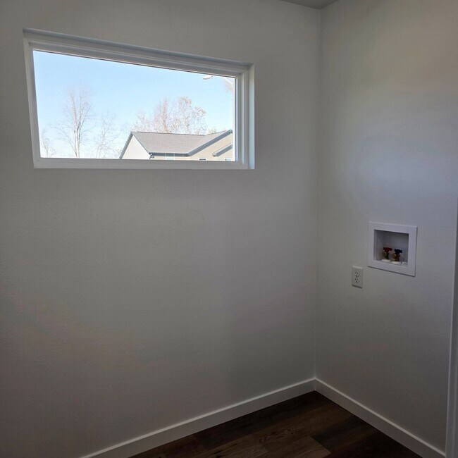 Building Photo - Brand New 4 Bedroom Home