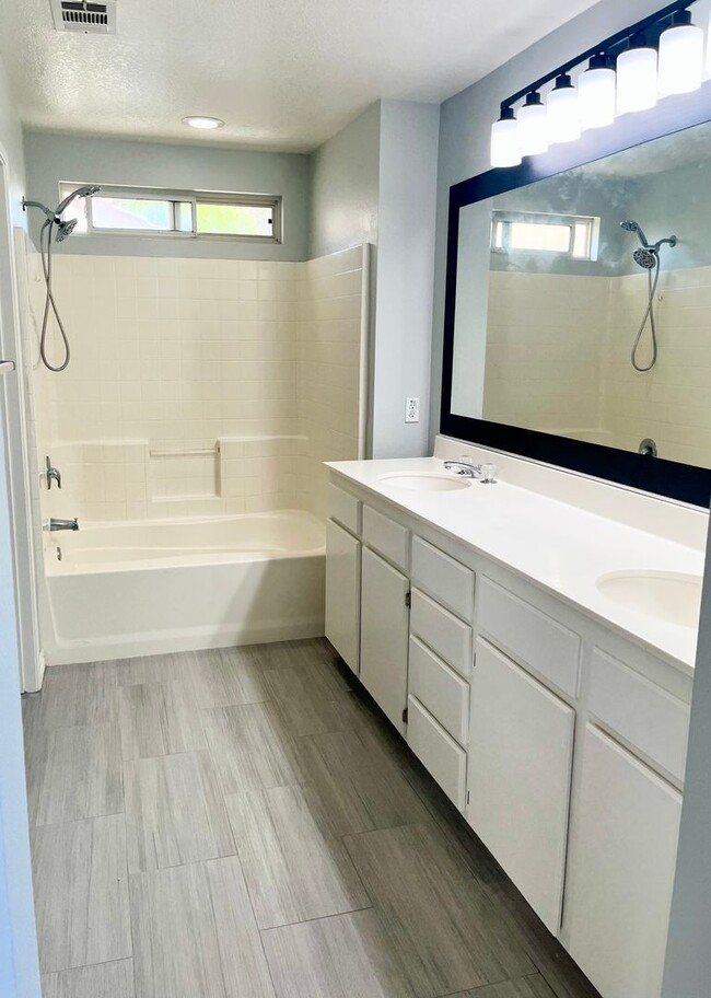 Building Photo - Beautiful 3 bedroom 2.5 bathroom home is M...
