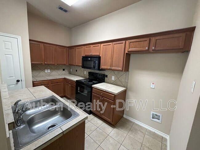 Building Photo - 1426 Ravenwood Dr