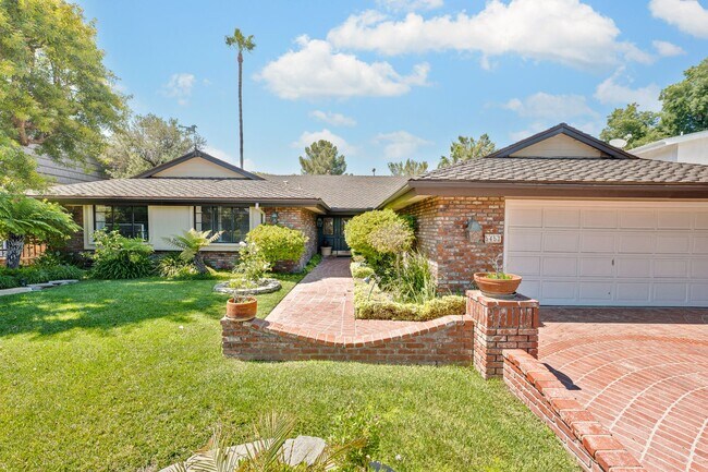 Building Photo - Perfect Entertaining Family Home with Larg...