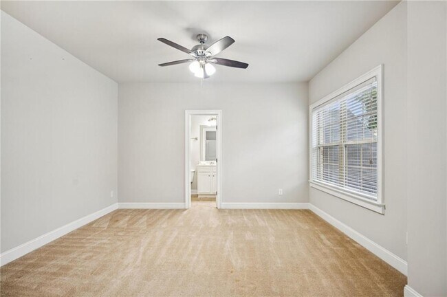Building Photo - 5180 Mirror Lake Dr
