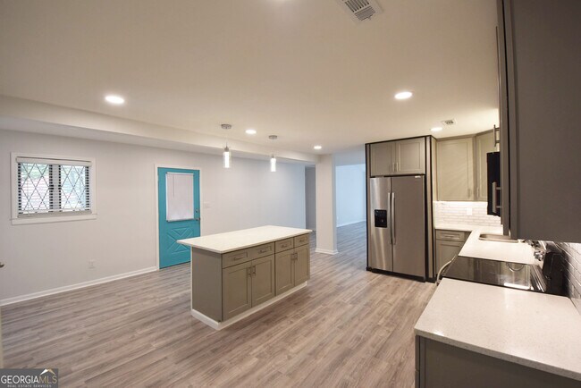 Building Photo - 98 Woodvalley Dr