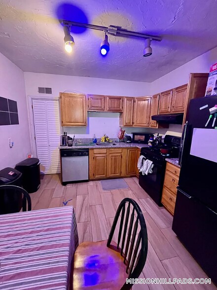 Building Photo - 880 Huntington Ave