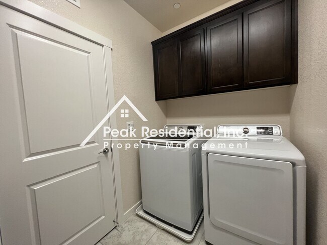 Building Photo - Beautiful Folsom 4bd/3ba Home with 2 Car G...