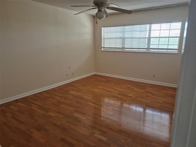 Building Photo - 3151 S Palm Aire Dr