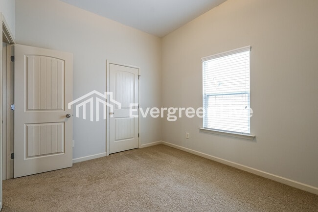 Building Photo - 138 High Point Way