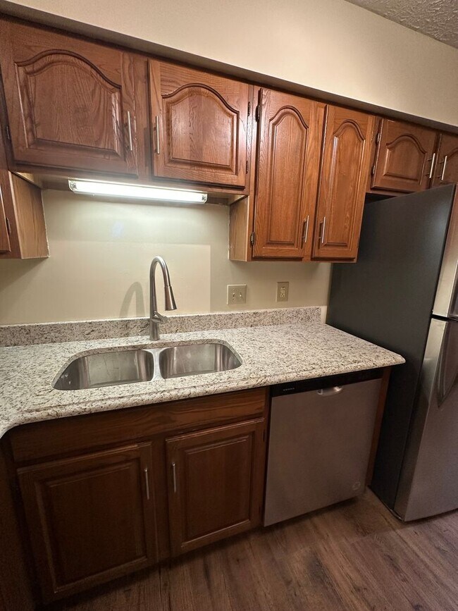 Building Photo - 2 Bedroom / 2 Bath Brick Condo - Bristol, TN