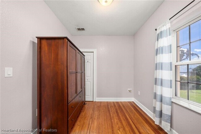 Building Photo - 1110 Hotiyee Ave