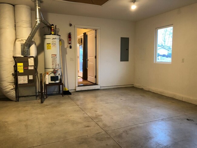 Building Photo - 3 Bed, 2 Bath Dallas Home!