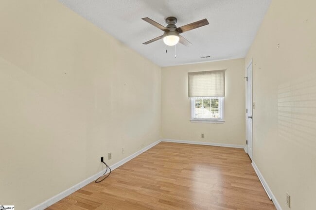 Building Photo - 405 Creek Dr