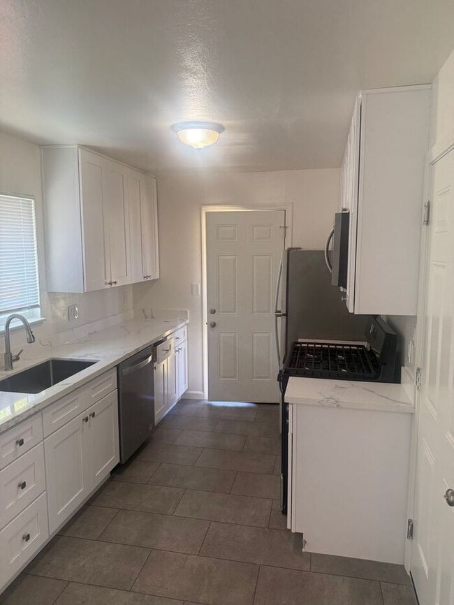 Building Photo - Beautiful 2 bedroom 1 bath home