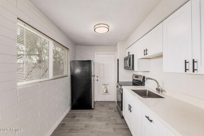 Building Photo - 1321 N 48th Pl
