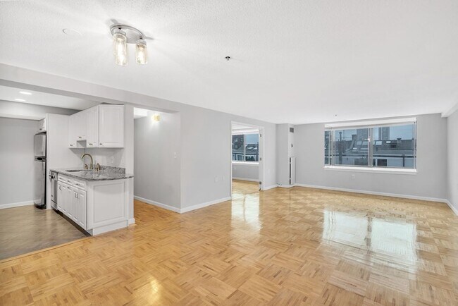 Building Photo - Historic Waterfront - Fitness Center - Concierge - Renovated Kitchen