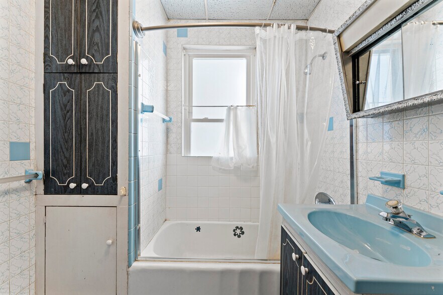 bathroom - 31 Cameron Ave