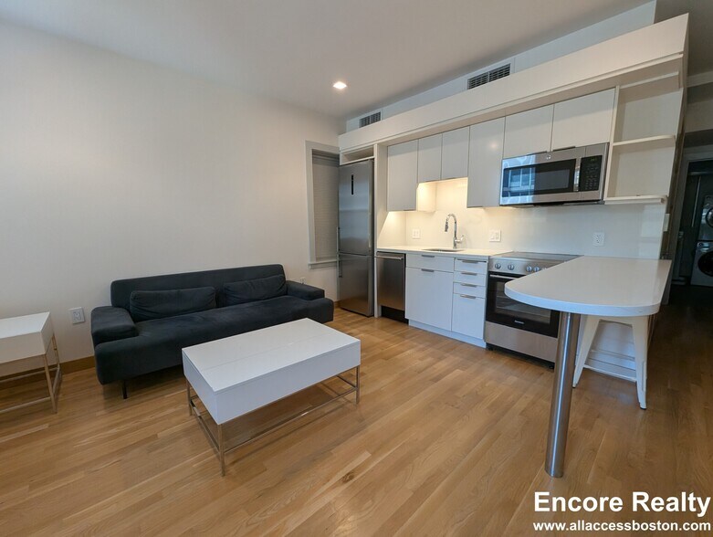 Building Photo - 115 Mt Auburn St