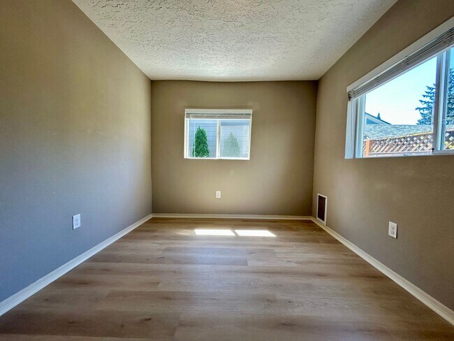 Building Photo - Charming 3-Bedroom Home in Prime Vancouver Location – Pet Friendly with Fenced Yard!