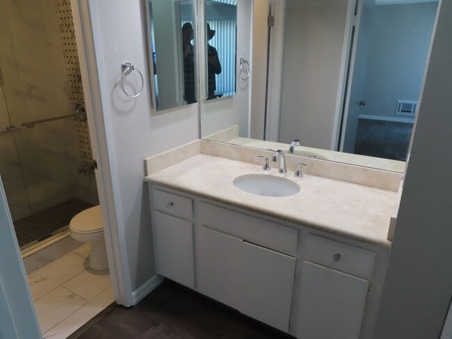Building Photo - Renovated, upstairs one bedroom condo in M...