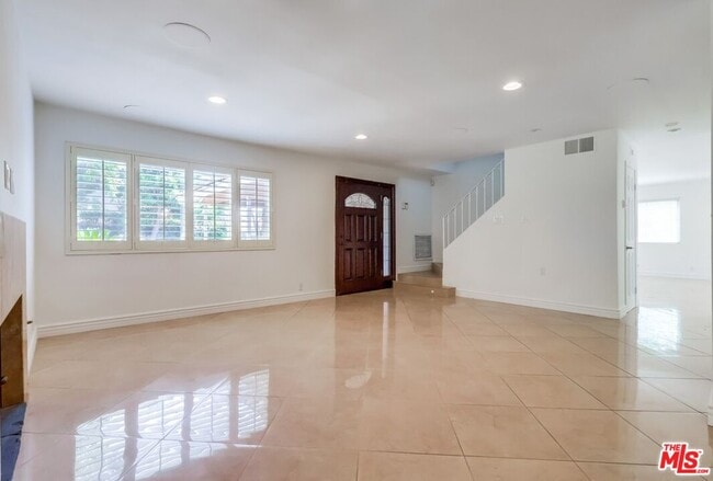 Building Photo - 687 Mt Carmel Dr