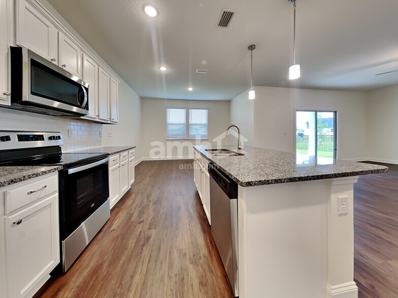 Building Photo - 302 Banyan Frst Dr