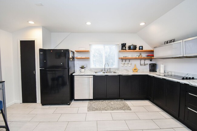 Building Photo - Cozy & Fully Furnished 1-Bedroom Near Sanf...