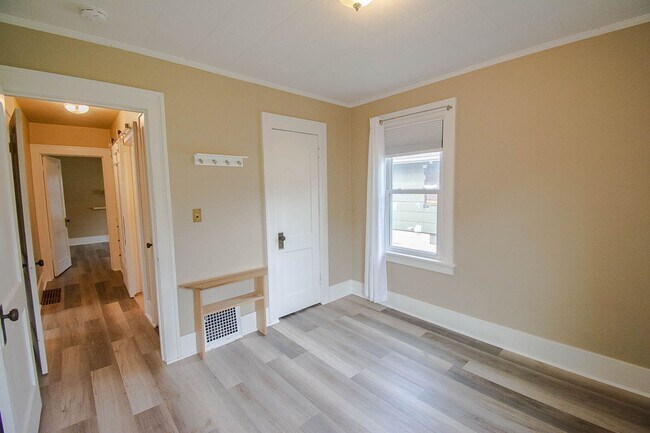 Building Photo - 610 Lyndale St