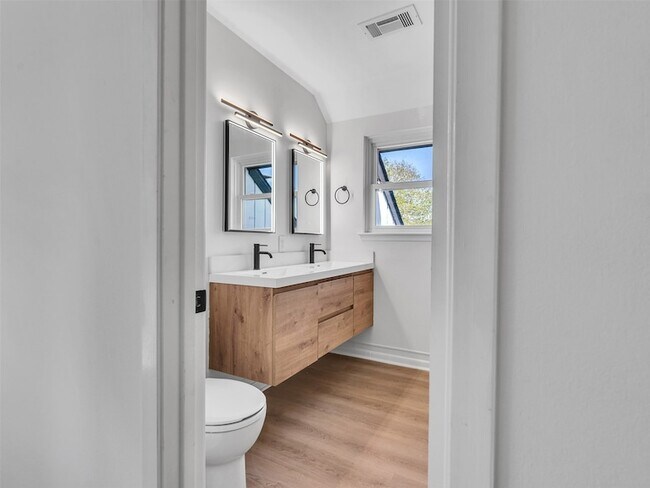 Building Photo - 16007 Diana Ln