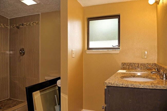 Building Photo - Beautiful 3bd 2bth Home with patio and large back yard available now! Great Location! Landscaping...