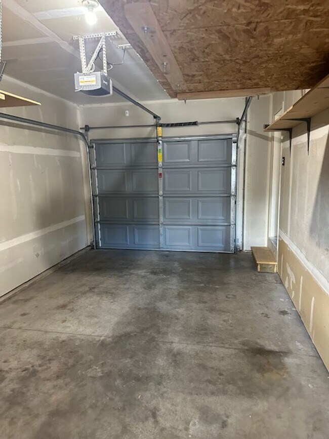 Building Photo - 3 bedroom Upscale home Mid town