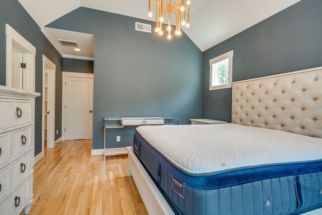 Building Photo - Partially Furnished Beauty