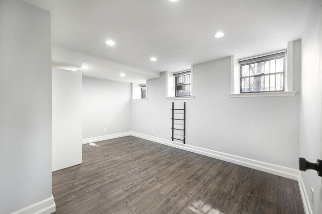 Building Photo - Dual-Entry Designer 2BR | In-Unit W/D | Pet Friendly & Parkside! Available now!