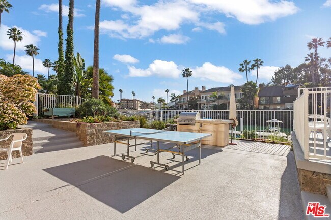 Building Photo - 4637 Park Dr