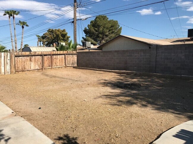 Building Photo - Beautiful 4 Bedroom 2 Bathroom house ( Smo...