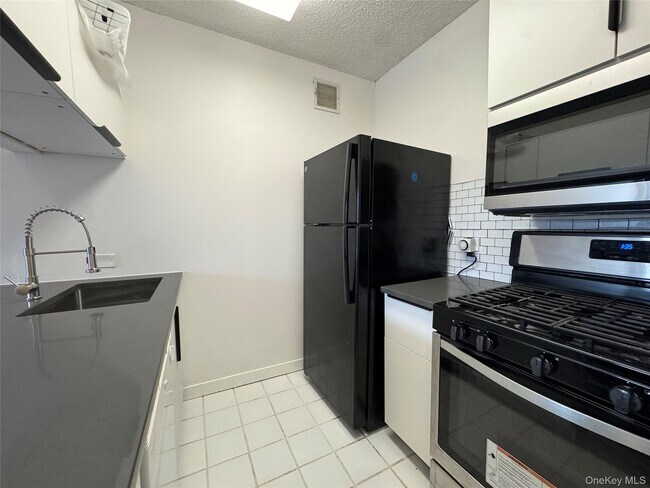 Building Photo - 62-54 97th Pl