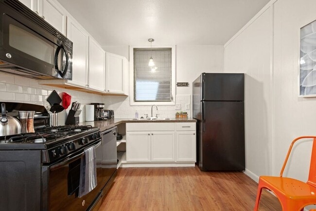 Building Photo - 302 E 30th St