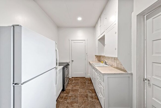 Building Photo - Charming Downtown 1-Bedroom in Historic Victorian Building