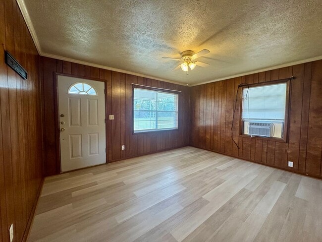 Building Photo - Pleasant 3/1 Brick Home in Rural Marianna