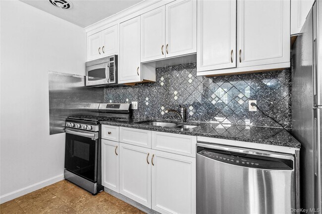 Building Photo - 5 Wyndover Woods Ln