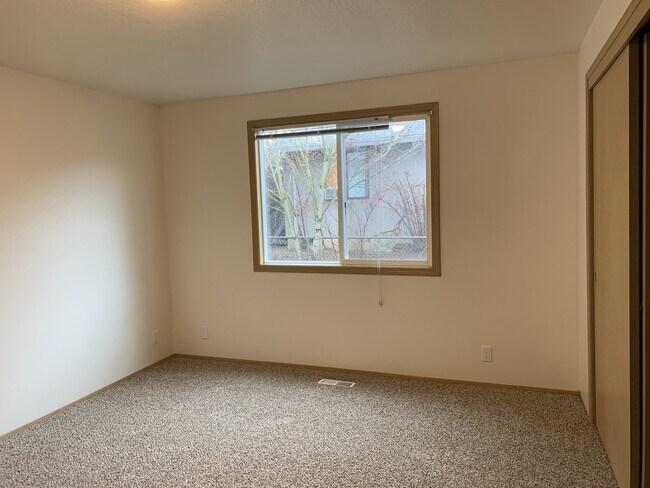 Building Photo - Quiet 4 bedroom two bath home in Aloha