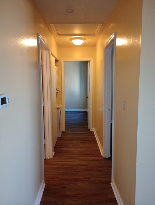 Building Photo - 2 Bed 1 Bath Apartment