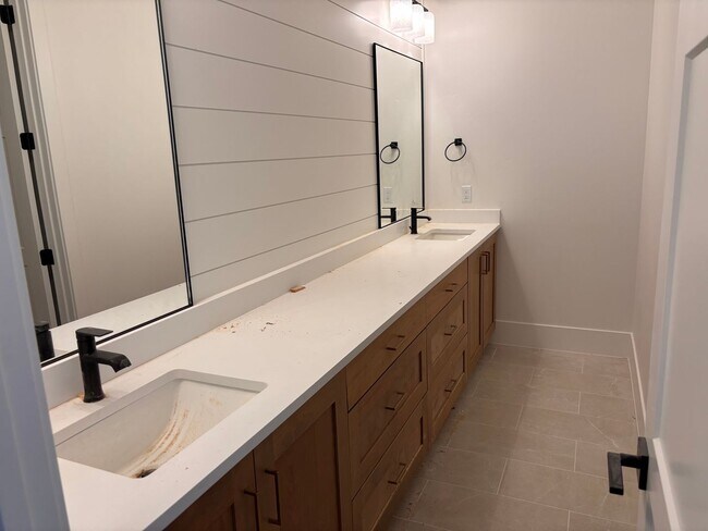 Building Photo - BRAND NEW 5 bed | 3 bath | 3 car garage cu...